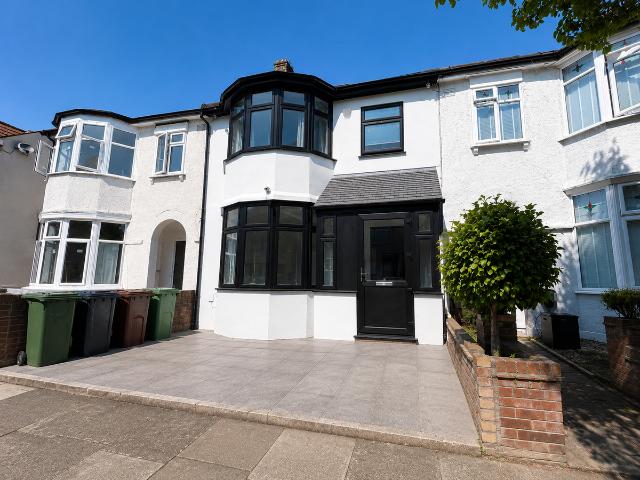 Apartment for rent in Thames View, Greater London