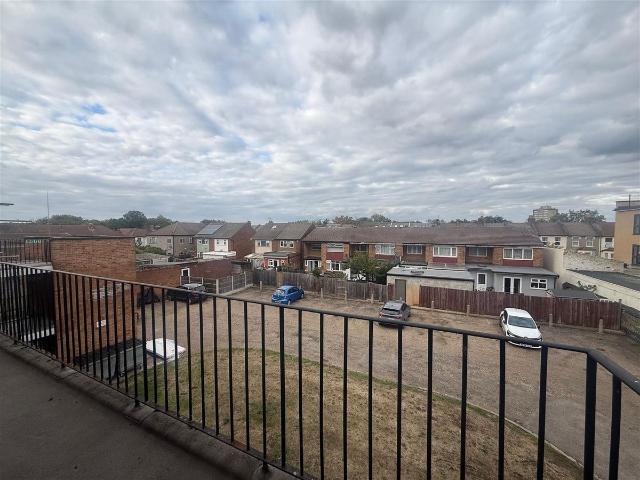 Apartment for rent in Newbury Park, Greater London