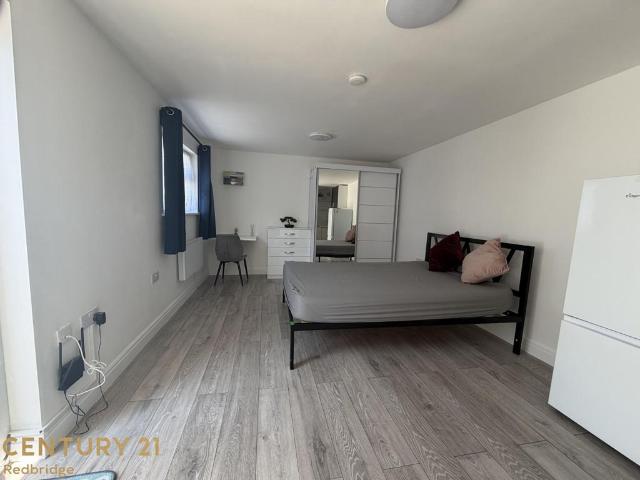 Apartment for rent in Newbury Park, Greater London