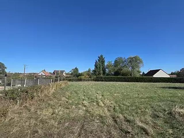 Terrain vente à Neuilly-le-Réal, Allier