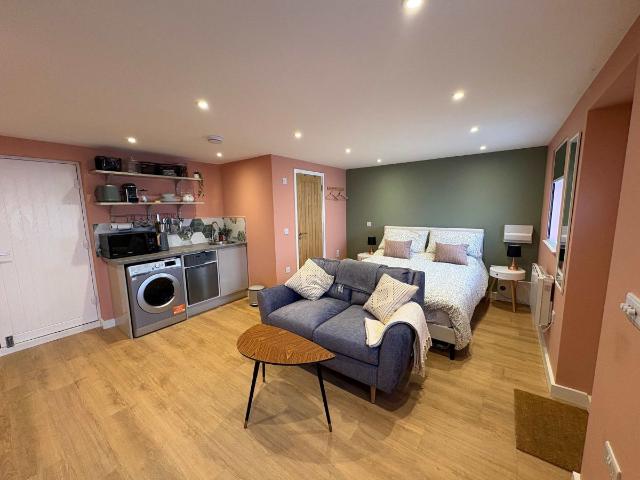 Studio for rent in Pigsty Hill, Feckenham