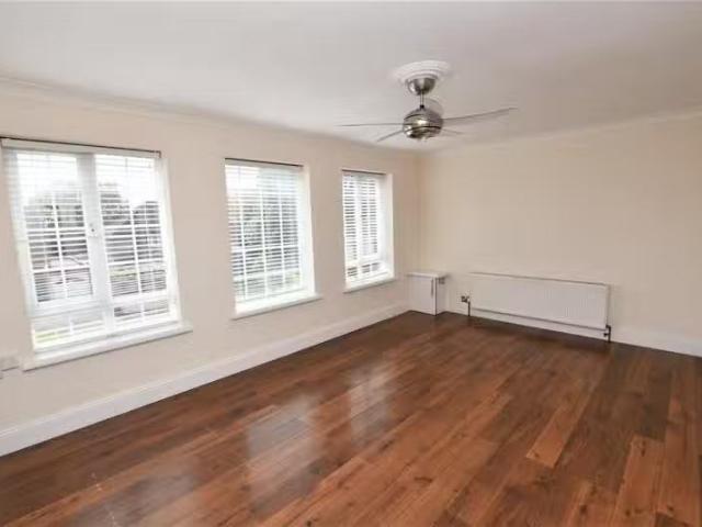 House for rent in How Wood, Five Acres
