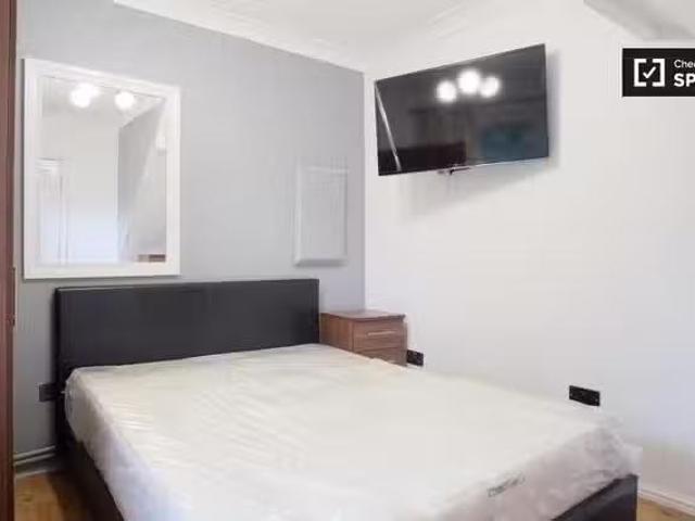 House for rent in Southfields, Greater London