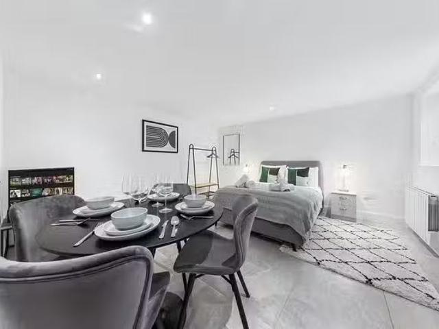 Apartment for rent in Woodside Park, Greater London