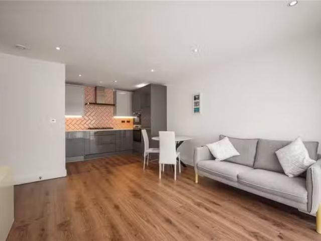 Apartment for rent in Lyons, Greater London