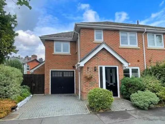 House for rent in Heol-las, Surrey
