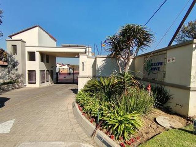 Townhouse for rent in Douglasdale, Randburg