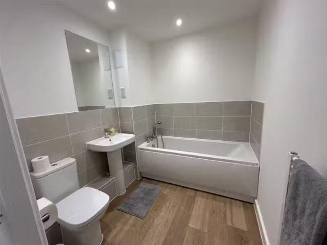 Apartment for rent in Ashley Park, Surrey