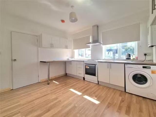 House for rent in Albany Park, Halfway Street