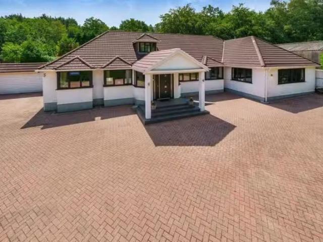 House for rent in Heol-las, Surrey