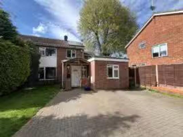 House for rent in Heol-las, Surrey