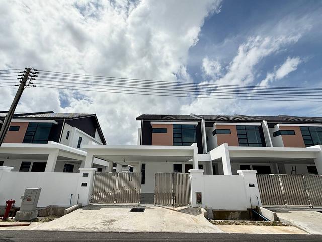 Terraced House for sale in Long Miri