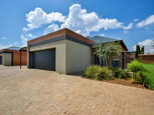 Townhouse for sale in Waterkloof, Gauteng