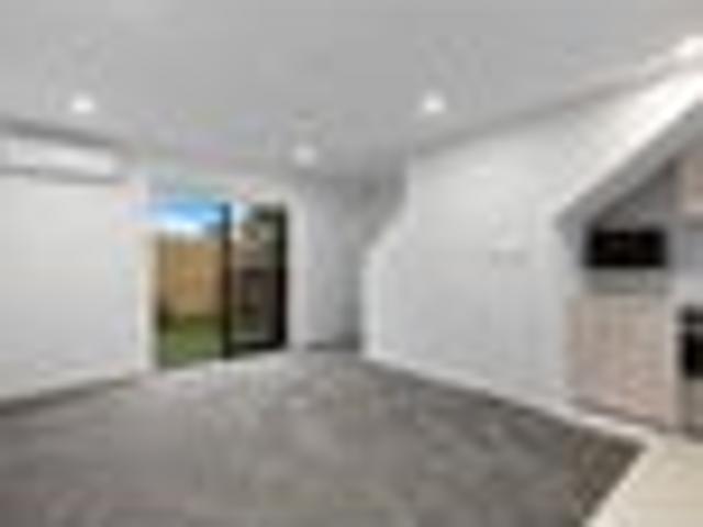 Townhouse for rent in Chaslands, Canterbury