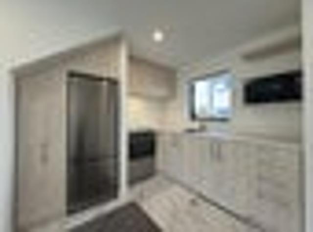 Townhouse for rent in Chaslands, Canterbury