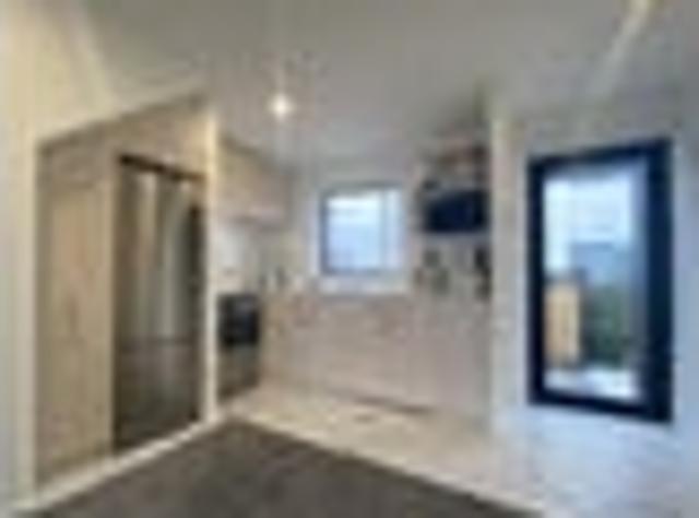 Townhouse for rent in Chaslands, Canterbury