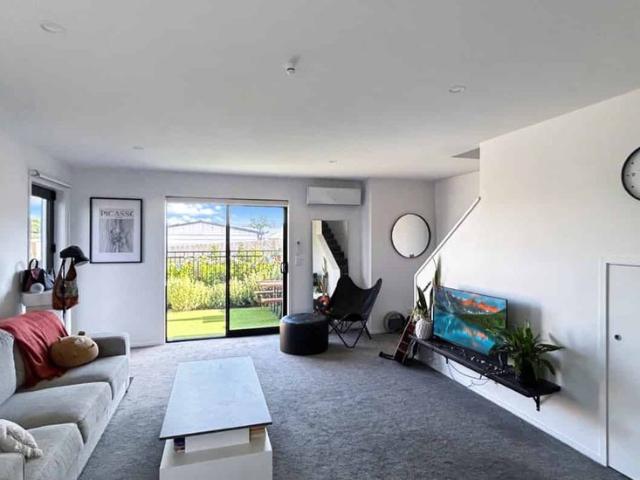Apartment for rent in Chaslands, Canterbury