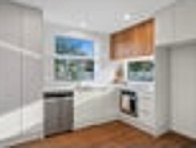 Townhouse for rent in Chaslands, Canterbury