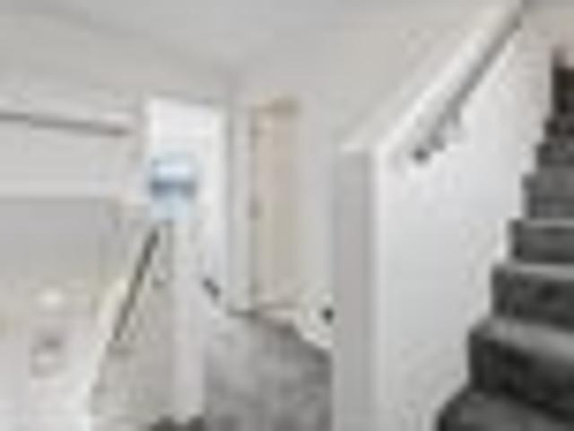 Townhouse for rent in Chaslands, Canterbury