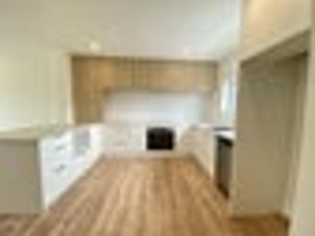 Townhouse for rent in Chaslands, Canterbury