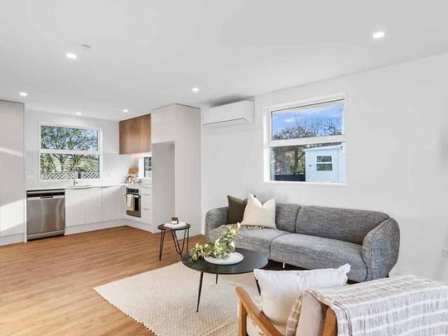 Townhouse for rent in Chaslands, Canterbury