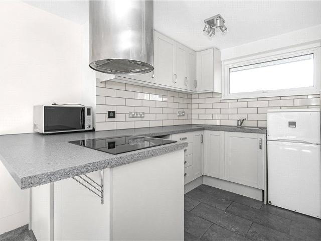 Apartment for rent in Row Town, Surrey