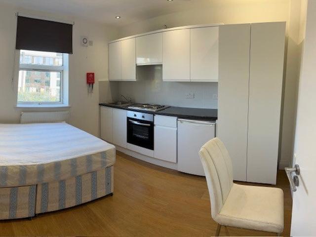 Studio for rent in Queen's Park, Brondesbury Park