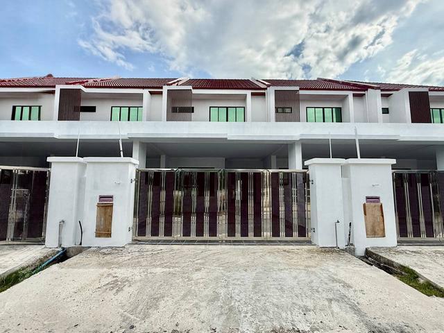 Terraced House for sale in Long Miri