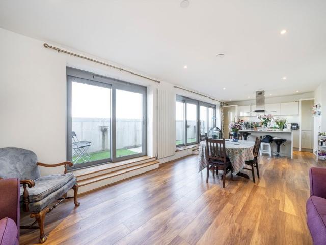 Apartment for rent in Poplar Grove, Greater London