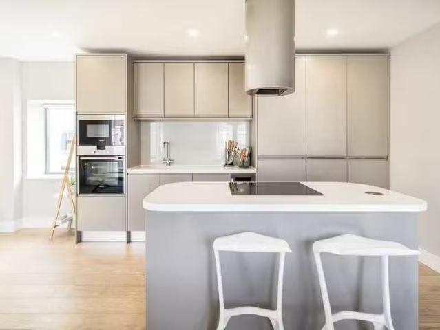 Apartment for sale in Sands End, Fulham