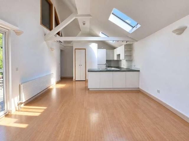 House for rent in Holloway Hill, Waverley
