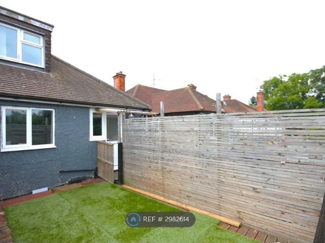 Apartment for rent in Row Town, Surrey