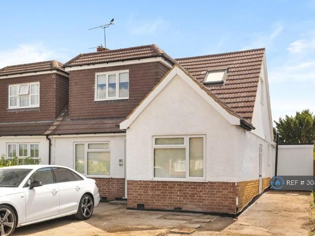 Apartment for rent in Row Town, Surrey