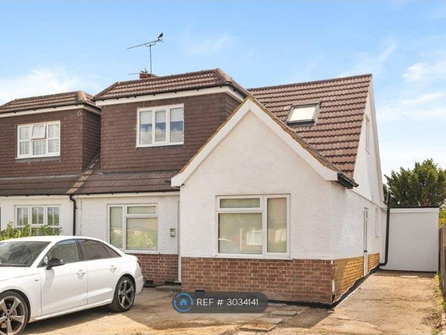 Studio for rent in Row Town, Surrey