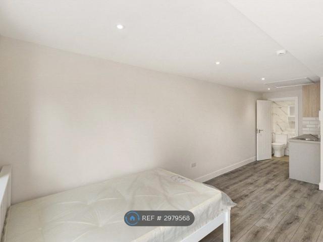 Studio for rent in Row Town, Surrey