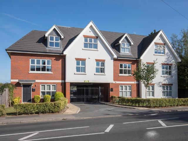 Apartment for rent in Row Town, Surrey