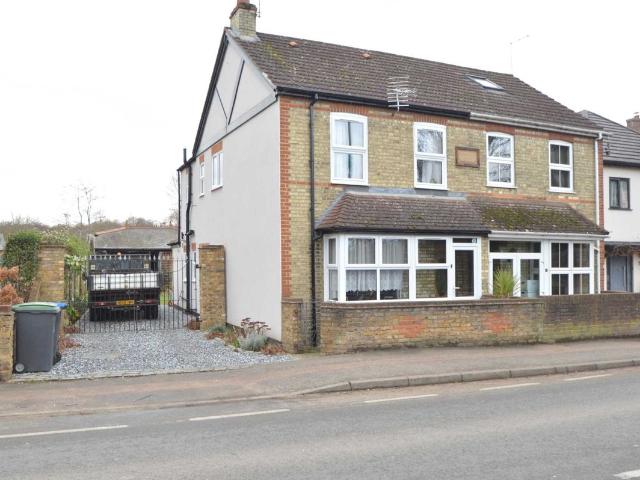 Room for rent in Row Town, Surrey