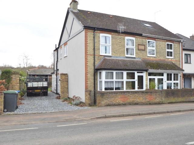 Room for rent in Row Town, Surrey