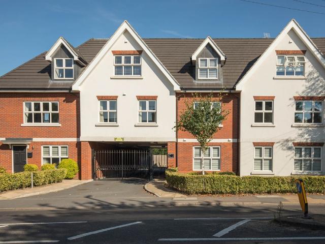Apartment for rent in Row Town, Surrey