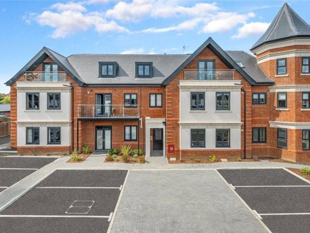 Apartment for rent in Row Town, Surrey