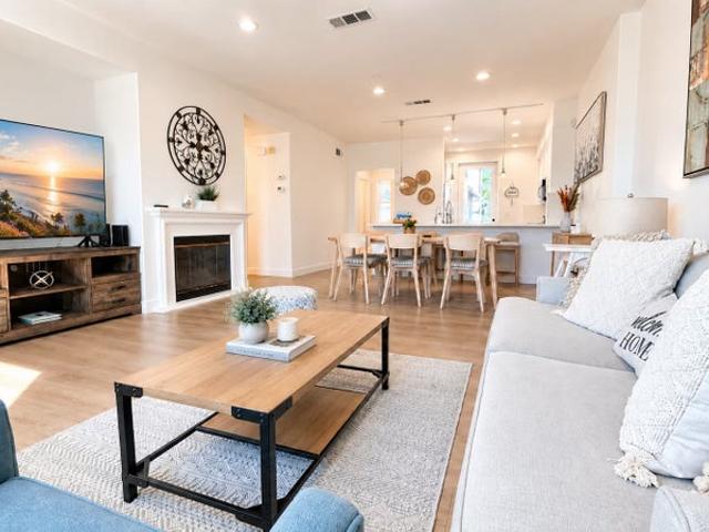 Room for rent in Los Alamitos Junction, Stanton