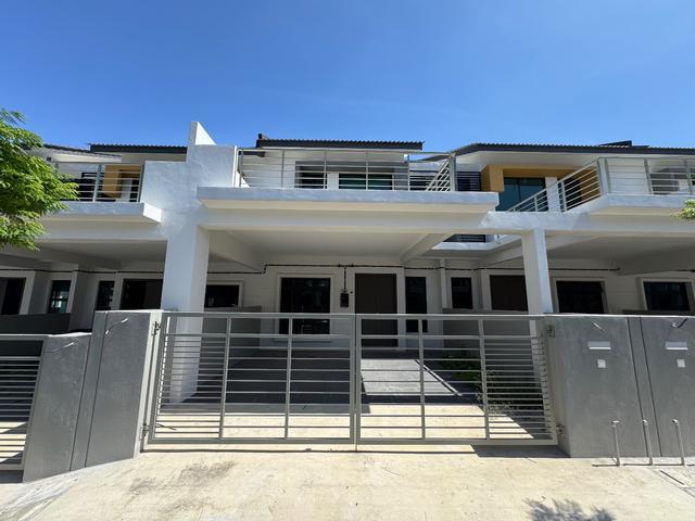 Terraced House for sale in Malaka