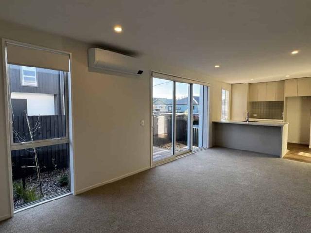 Townhouse for rent in Chaslands, Canterbury