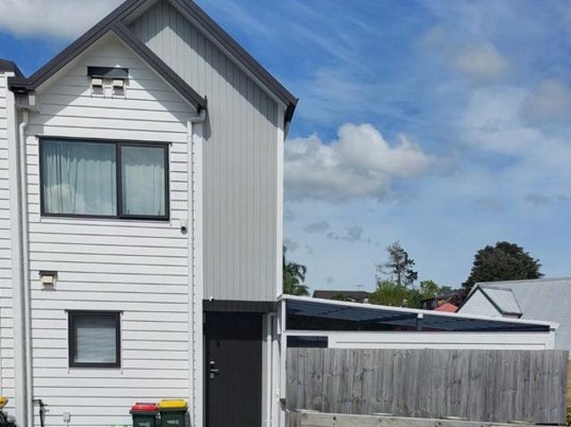 House for rent in Oratia