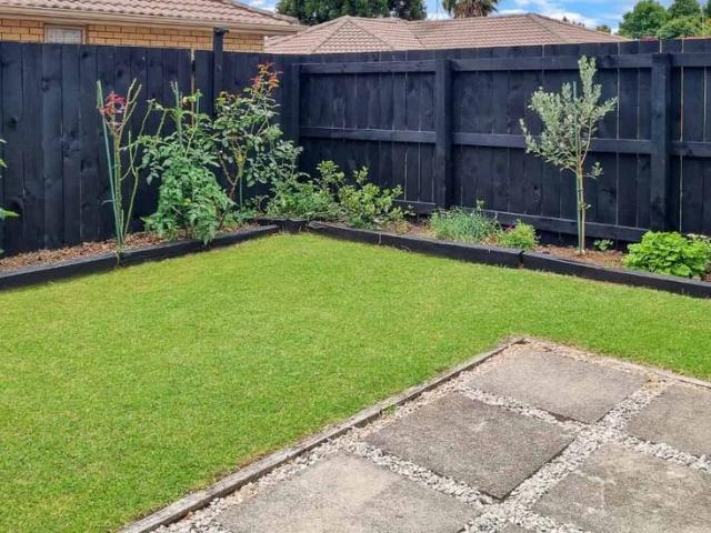 Townhouse for rent in Kelston