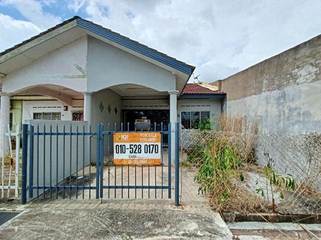 Terraced House for sale in Malaka