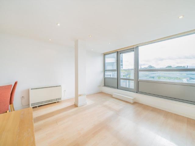 Apartment for rent in Blenheim Gardens Estate, Greater London
