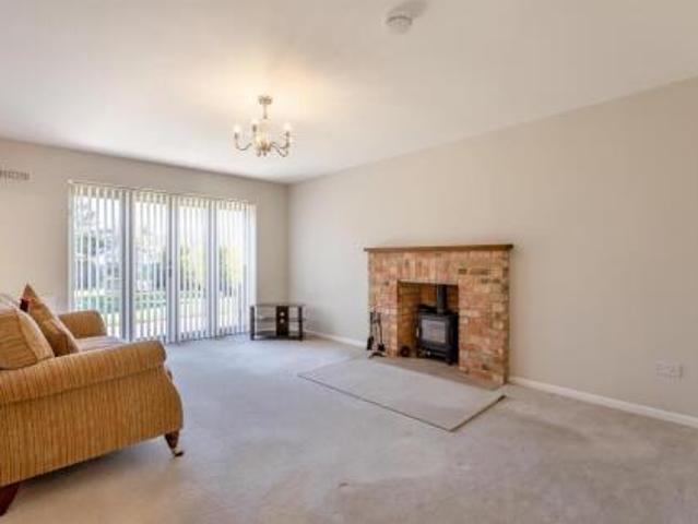 Room for rent in Luddington, Luddington in the Brook