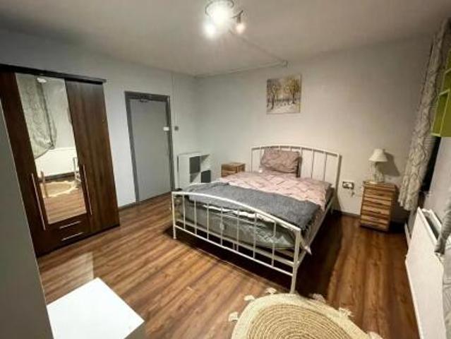 Room for rent in Flower Estate, Sheffield