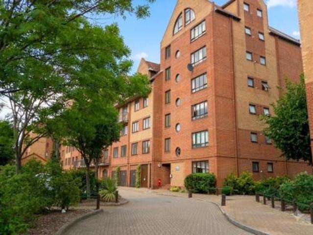 Room for rent in Cubitt Town, Greater London
